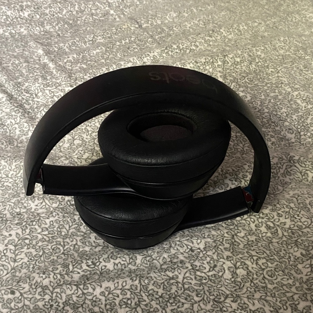 Beats Solo 3 Over-Ear Wireless Headphones - Black